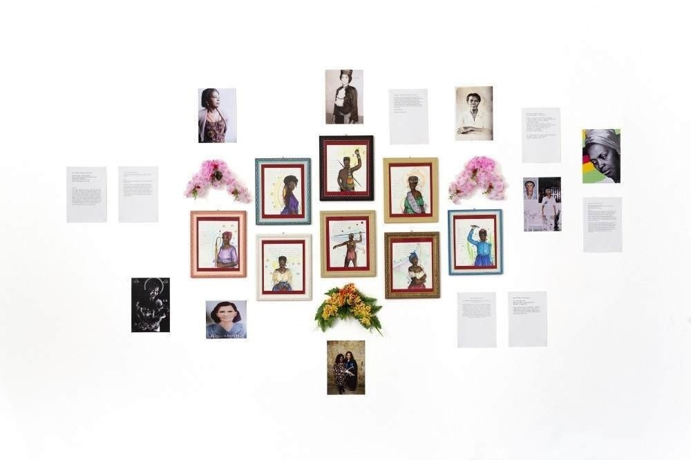 Renata Felinto - 'As que me habitam' (2019). 8 aquarelas 24,5 x 21 cm cada, flores artificiais, fotografias e cartas manuscritas impressas de mulheres pretas. Dimensões variáveis.