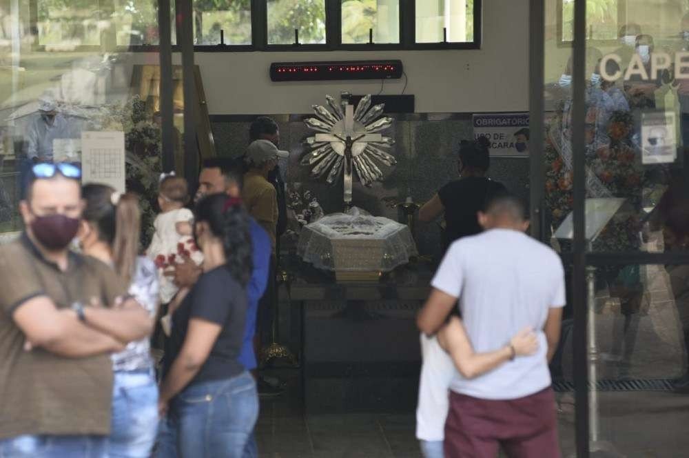 Assassinada pelo filho, Aureni Constância é enterrada sob forte comoção 
