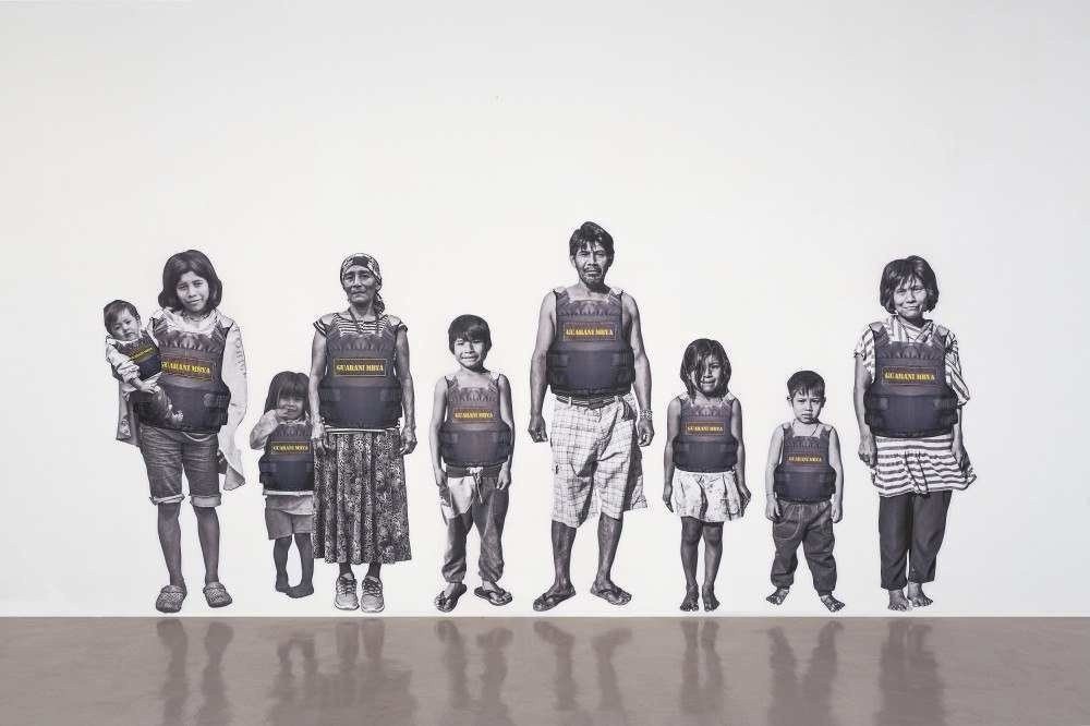 Xaladu Tupã Jekupé - 'Invasão colonial meu corpo nosso território' (2019/2020). Fotografia, manipulação digital, impressão digital sobre papel 110 g. 496 x 207 cm.