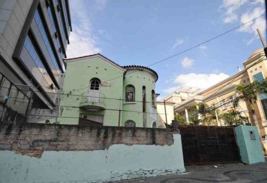 Situada na Avenida Olegário Maciel, a 'casa verde' é avaliada em R$ 1,5 milhão 