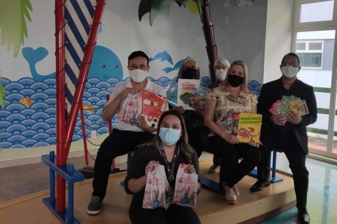 Na foto, Simone Pereira de Oliveira (benemérita da ALB-DF); Dr. Ph.I. André Pullig (presidente da ALB-DF ); Sra. Suely Nascimento de Lemos (coordenadora do Voluntariado – HCB); Dr. Ph.D. Edwaldo Costa (escritor Imortal da ALB-DF e pós-doutorando em comunicação e saúde, na Daphne Cockwell School of Nursing - Ryerson University – Canadá); e Gacy Simas ( escritora e diretora do Núcleo Jovem de Artes e Letras e Diretora Administrativa da ALB-DF).