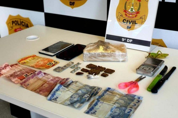 Policiais apreenderam porções de maconha, uma balança de precisão, celulares e dinheiro -  (crédito: PCDF/Divulgação)