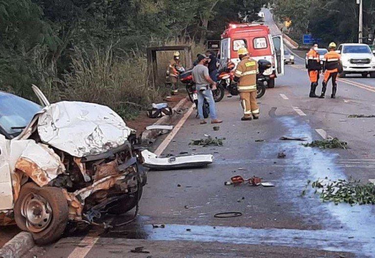 Acidente entre caminhonetes e caminhão deixa um morto em São Sebastião
