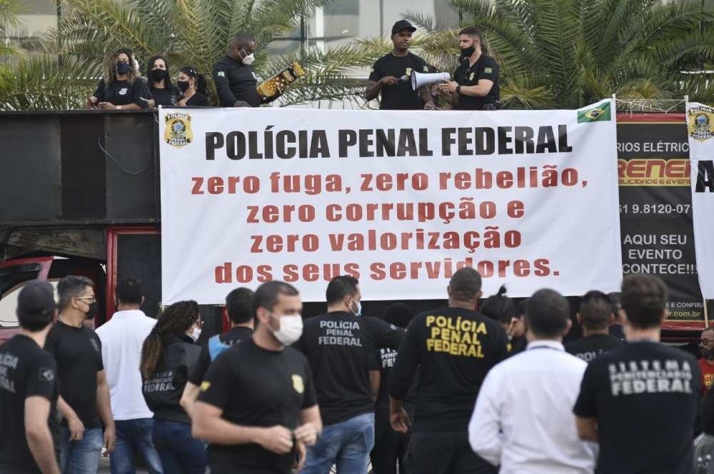 Agentes de execução penal protestam pela regulamentação da Polícia Penal Federal