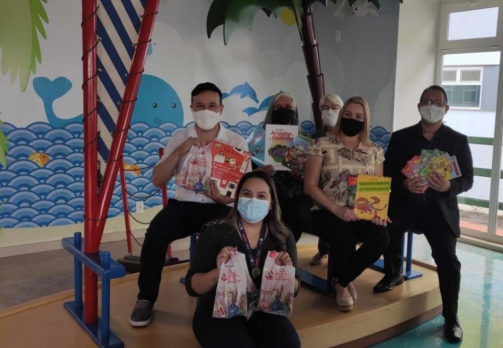 Na foto, Simone Pereira de Oliveira (benem&eacute;rita da ALB-DF); Dr. Ph.I. Andr&eacute; Pullig (presidente da ALB-DF ); Sra. Suely Nascimento de Lemos (coordenadora do Voluntariado &ndash; HCB); Dr. Ph.D. Edwaldo Costa (escritor Imortal da ALB-DF e p&oacute;s-doutorando em comunica&ccedil;&atilde;o e sa&uacute;de, na Daphne Cockwell School of Nursing - Ryerson University &ndash; Canad&aacute;);  Gacy Simas ( escritora e diretora do N&uacute;cleo Jovem de Artes e Letras e Diretora Administrativa da ALB-DF) e Psicopedagoga Wilka Rocha.