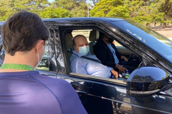 Ibaneis Rocha chega a ponto de vacinação para receber 1ª dose de imunizante contra a covid-19