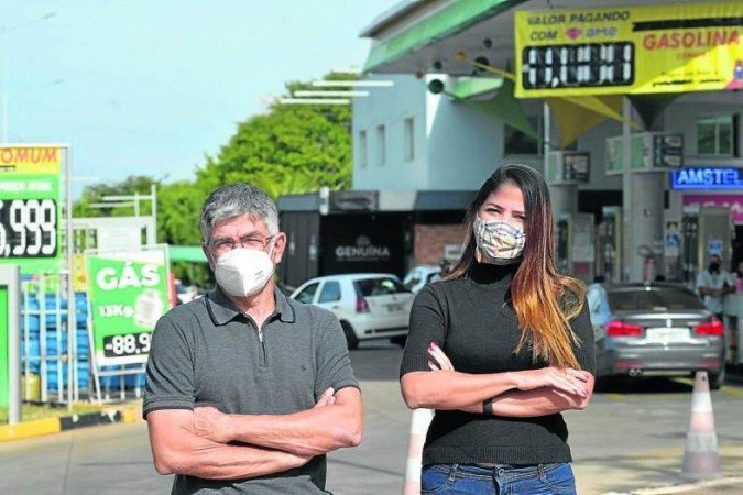 A analista Laise Leal Luz, e o marido, José Antônio Ferreira, servidor público, passaram a dividir o mesmo carro para economizar: A analista Laise Leal Luz, e o marido, José Antônio Ferreira, servidor público, passaram a dividir o mesmo carro para economizar: