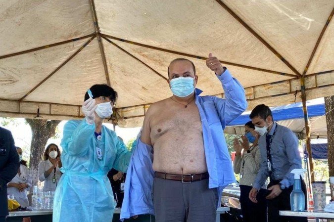 Ibaneis Rocha toma a vacina no parque da cidade
