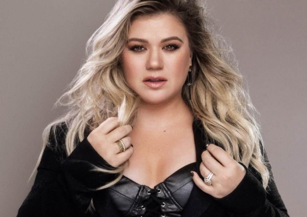 Kelly Clarkson Show: equipe e cantora respondem acusações de ambiente tóxico