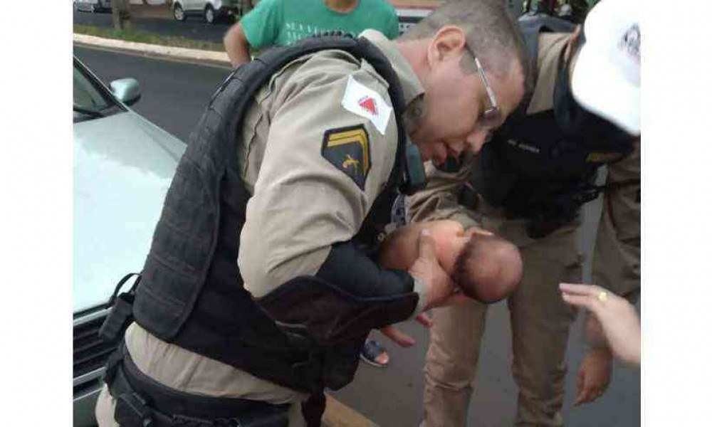 Na rua, policiais salvam recém-nascido que estava sem respirar