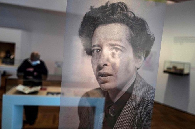 Uma fotografia da filósofa e teórica política germano-americana Hannah Arendt impressa em uma tela de seda está em exibição durante uma prévia da exposição 