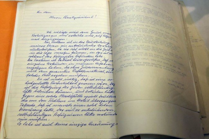 Uma foto tirada em 27 de janeiro de 2016 mostra a primeira página de um apelo manuscrito de décadas do criminoso de guerra nazista Adolf Eichmann por clemência por seu papel no Holocausto, enquanto a carta é exposta ao público a partir dos arquivos do presidente israelense Departamento Jurídico do Escritório durante uma cerimônia marcando 55 anos desde o julgamento de Eichmann por ocasião do Dia Internacional em Memória do Holocausto no complexo presidencial em Jerusalém. Evento especial durante o Dia Internacional em Memória do Holocausto marcando 55 anos desde o julgamento de Adolf Eichmann no complexo presidencial em Jerusalém . Em seu pedido ao Presidente em exercício de Israel, Yitzhak Ben-Zvi, Eichmann escreveu: 
