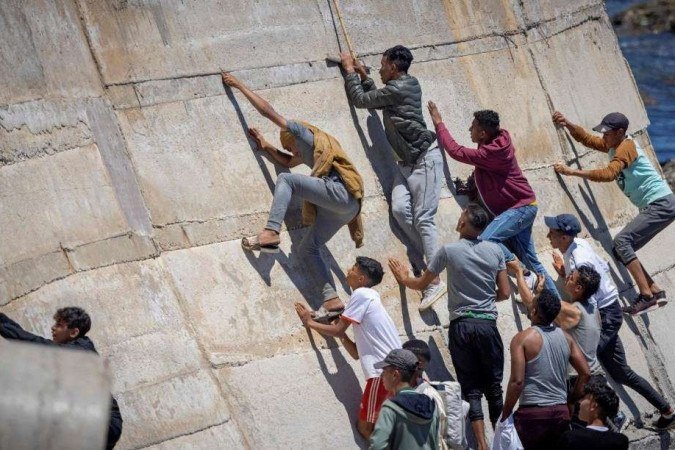 Crise em Ceuta leva Itália a bloquear fronteiras com a Espanha - (crédito: FADEL SENNA) Crise em Ceuta leva Itália a bloquear fronteiras com a Espanha - (crédito: FADEL SENNA)