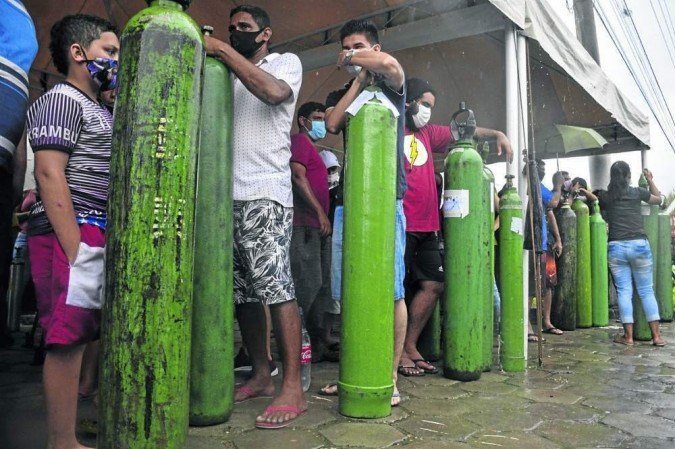 Em janeiro, parentes de pacientes infectados com covid-19 fizeram fila para reabastecer tanques de oxigênio devido à falta do insumo nos hospitais