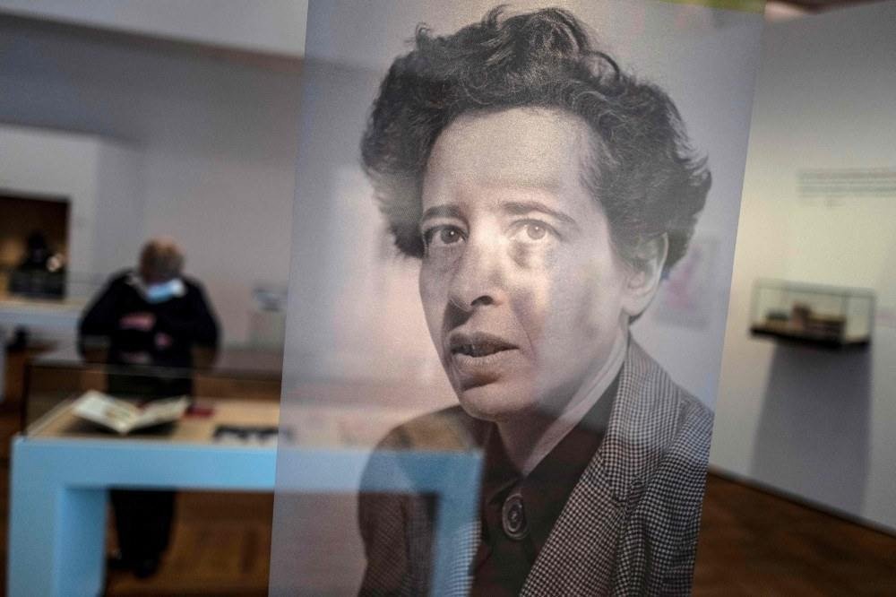 A filósofa alemã Hannah Arendt escreveu um livro sobre Eichmann após acompanhar o julgamento dele como correspondente da revista The New Yorker 
