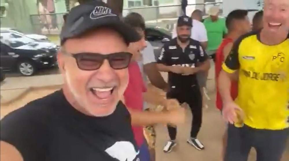 Vídeo: Queiroz participa de churrasco e de aglomeração com amigos em BH