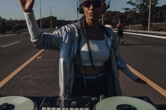 Primeiro episódio da série de vídeos de Camila Jun foi gravado no Eixão -  (crédito: Cria Mov/Reprodução)