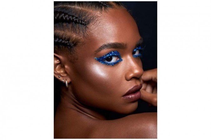 Nesta make feita na modelo Thaíssa Avena, Isabel De Santis usou grafismo com pedrarias em cima da sombra
