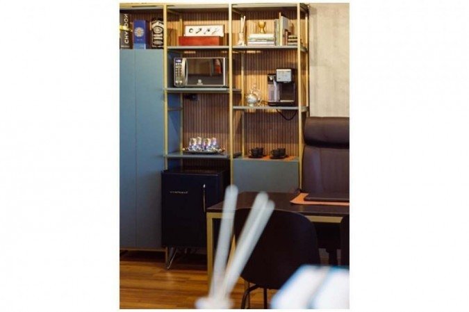 No projeto da arquiteta Claudia Yamada, o armário comporta cafeteira, vasos de flores, açúcar e cápsulas de café
