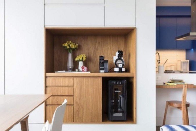 Ótima opção para quem está home office, a ideia da arquiteta Renata Cortopassi é apostar em objetos como micro-ondas, xícaras, livros, potes para açúcar e minigeladeira -  (crédito: Renata Cortopassi/Divulgação)