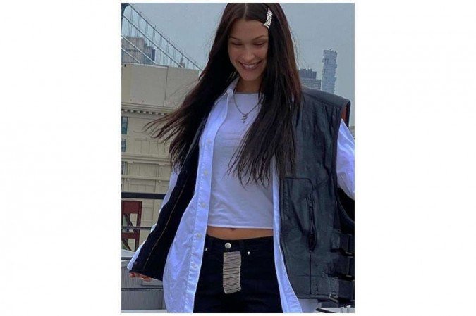 Na vida real e nas passarelas, a modelo Bella Hadid é fã de calças de cintura baixa
