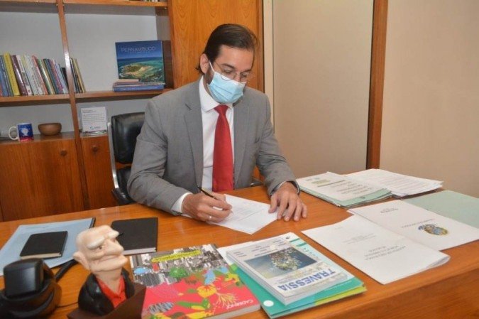 Deputado Túlio Gadêlha se preocupa com a indefinição quanto a data do Enem, por ser a principal forma de ingresso no ensino superior público - (crédito: Alexandre Amarante) Deputado Túlio Gadêlha se preocupa com a indefinição quanto a data do Enem, por ser a principal forma de ingresso no ensino superior público - (crédito: Alexandre Amarante)