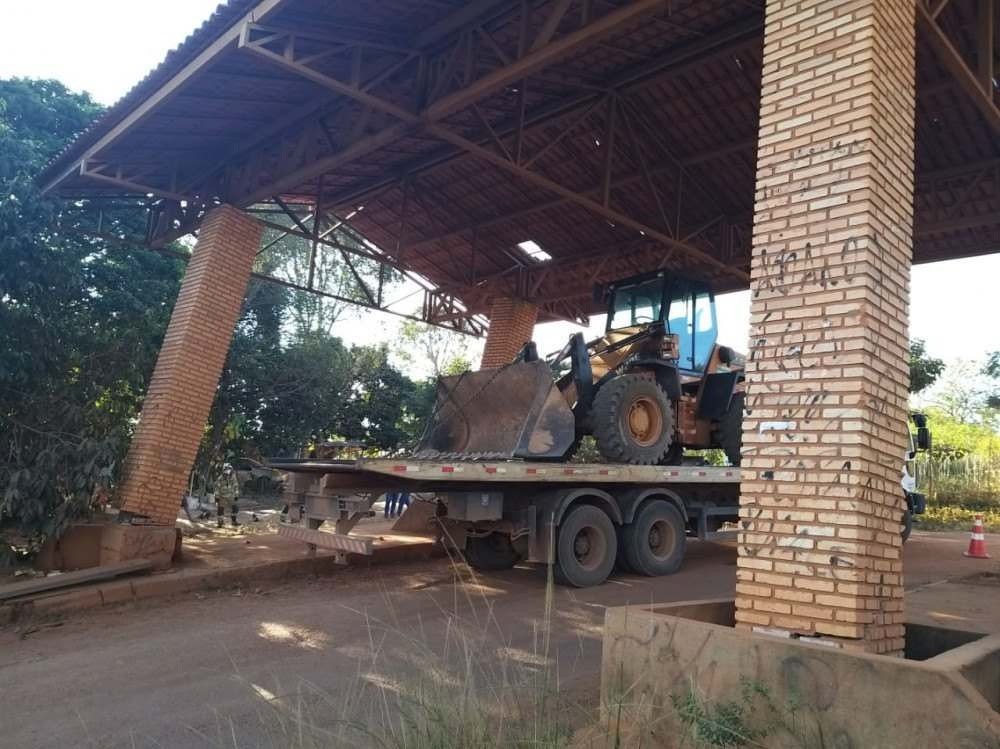 Caminhão colidiu após passar com trator pelo portal do Polo de Cinema, criado em 1993