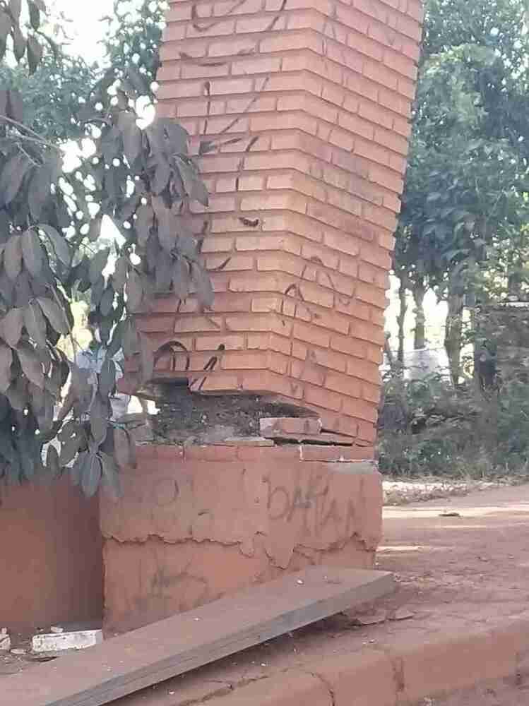 Caminhão colidiu após passar com trator pelo portal do Polo de Cinema, criado em 1993