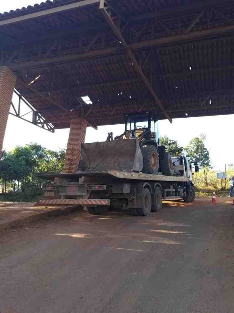 Caminhão colidiu após passar com trator pelo portal do Polo de Cinema, criado em 1993