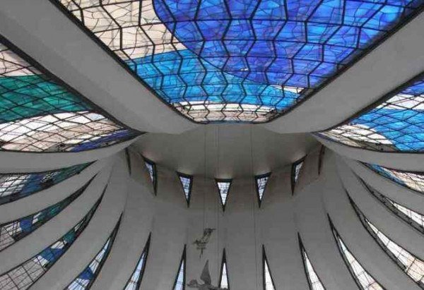 Esculturas de anjos no teto da Catedral Metropolitana de Brasília
