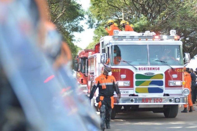 Corpo de José Raimundo de Carvalho chegou ao Cemitério Campo da Esperança em um caminhão do Corpo de Bombeiros Militar do Distrito Federal  -  (crédito: Ed Alves/CB/D.A Press)