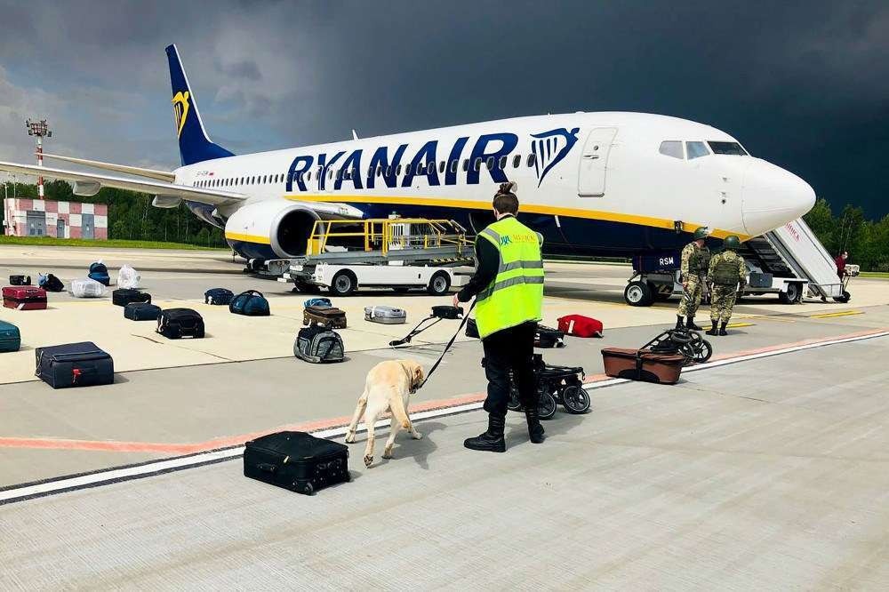 Pouso forçado de avião da Ryanair na Bielorrússia causa revolta