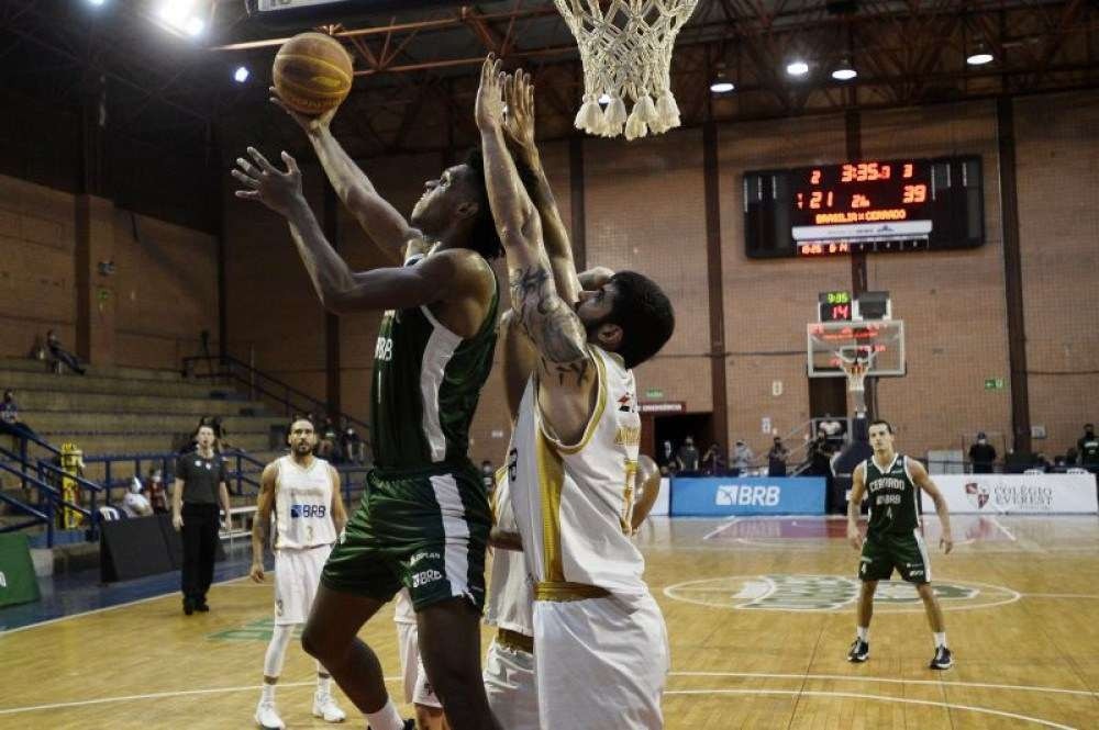 Dunk Basquete Esporte Atleta Homem Negro Forte Uma Quadra Basquete