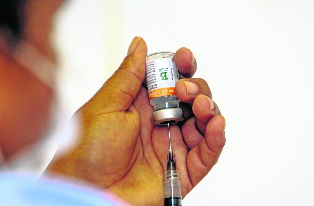 Padilha assina contrato de compra da vacina brasileira contra a dengue