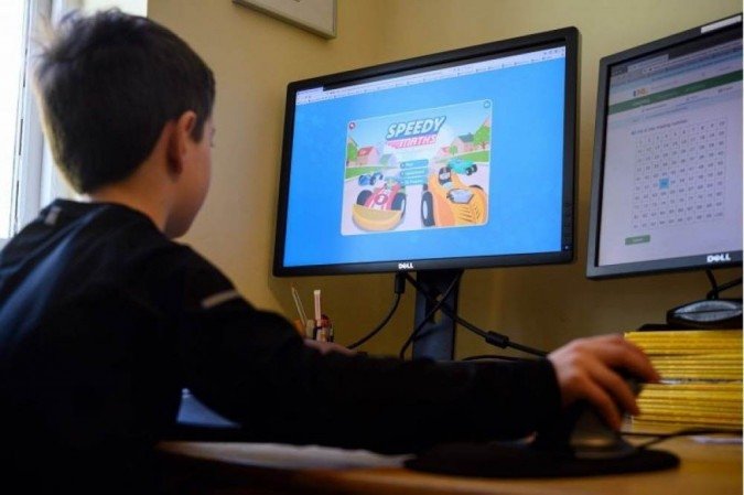 De 1990 a 2013 o percentual de crianças com idade escolar obrigatória fora dos colégios caiu 64%, graças às leis de incentivo à educação - (crédito: OLI SCARFF) De 1990 a 2013 o percentual de crianças com idade escolar obrigatória fora dos colégios caiu 64%, graças às leis de incentivo à educação - (crédito: OLI SCARFF)