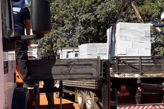 DF Legal apreende materiais de construção em via pública de Sobradinho. Ação ocorreu nesta terça (25/5). No local, nas margens da BR-020, está sendo construído um hipermercado. Responsável pela obra havia sido notificado anteriormente

