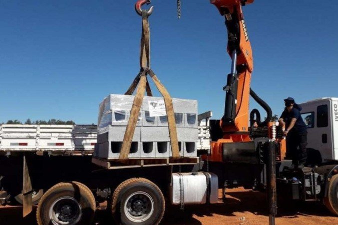 DF Legal apreende materiais de construção em via pública de Sobradinho. Ação ocorreu nesta terça (25/5). No local, nas margens da BR-020, está sendo construído um hipermercado. Responsável pela obra havia sido notificado anteriormente
