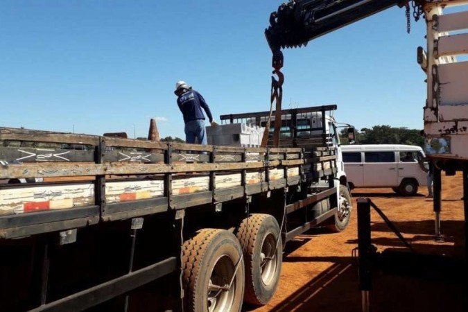 DF Legal apreende materiais de construção em via pública de Sobradinho. Ação ocorreu nesta terça (25/5). No local, nas margens da BR-020, está sendo construído um hipermercado. Responsável pela obra havia sido notificado anteriormente
