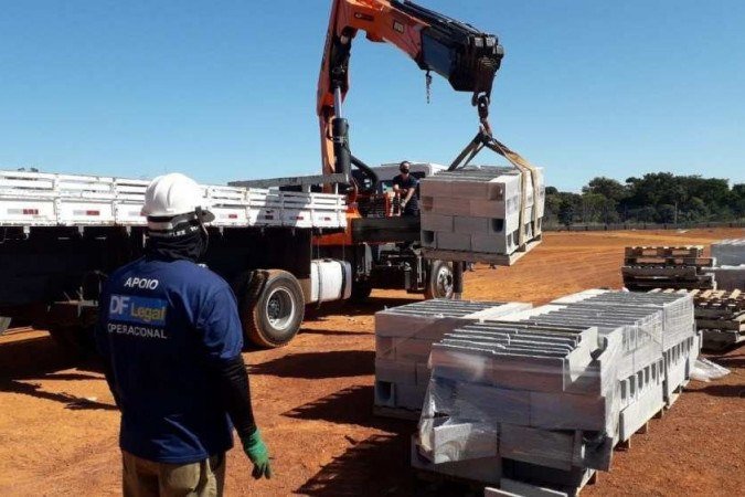 DF Legal apreende materiais de construção em via pública de Sobradinho. Ação ocorreu nesta terça (25/5). No local, nas margens da BR-020, está sendo construído um hipermercado. Responsável pela obra havia sido notificado anteriormente
