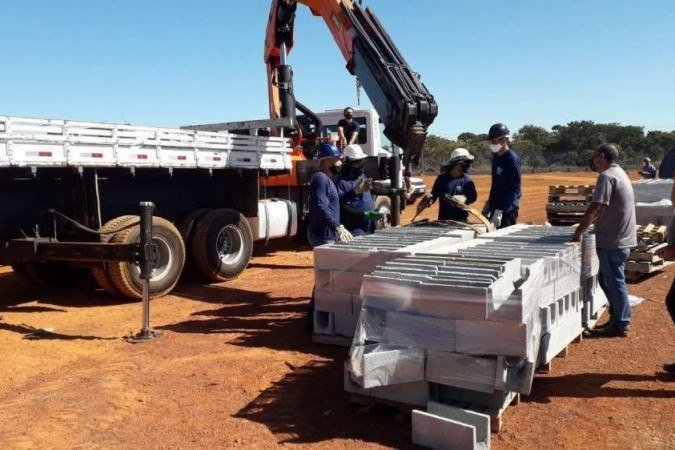 DF Legal apreende materiais de construção em via pública de Sobradinho. Ação ocorreu nesta terça (25/5). No local, nas margens da BR-020, está sendo construído um hipermercado. Responsável pela obra havia sido notificado anteriormente
