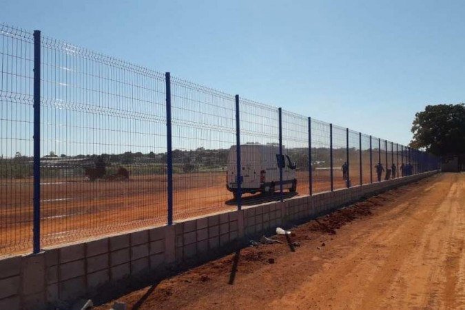 DF Legal apreende materiais de construção em via pública de Sobradinho. Ação ocorreu nesta terça (25/5). No local, nas margens da BR-020, está sendo construído um hipermercado. Responsável pela obra havia sido notificado anteriormente
