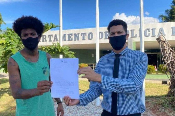 Rafael Cruz e o advogado Michel Platini foram à Polícia Civil nessa segunda-feira (24/5) -  (crédito: Divulgação/CentroDH)