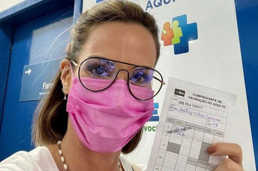 Ana Furtado recebe vacina contra covid-19: 