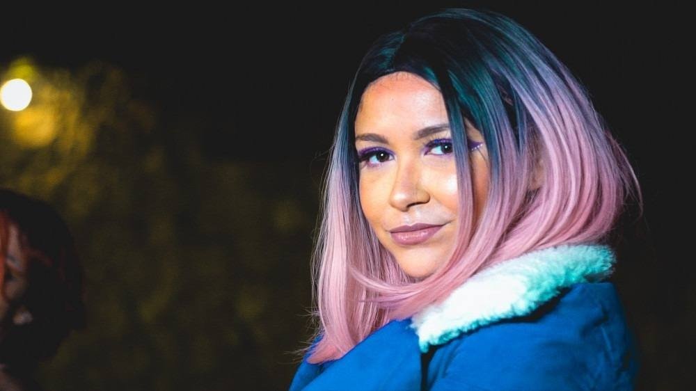 Cantora e rapper da música geek Felicia Rock. 