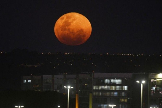Eclípse da Lua de Sangue poderá ser visto no DF. Correio listou os melhores lugares para contemplar o fenômeno - (crédito: Minervino Júnior/CB/D.A Press) Eclípse da Lua de Sangue poderá ser visto no DF. Correio listou os melhores lugares para contemplar o fenômeno - (crédito: Minervino Júnior/CB/D.A Press)