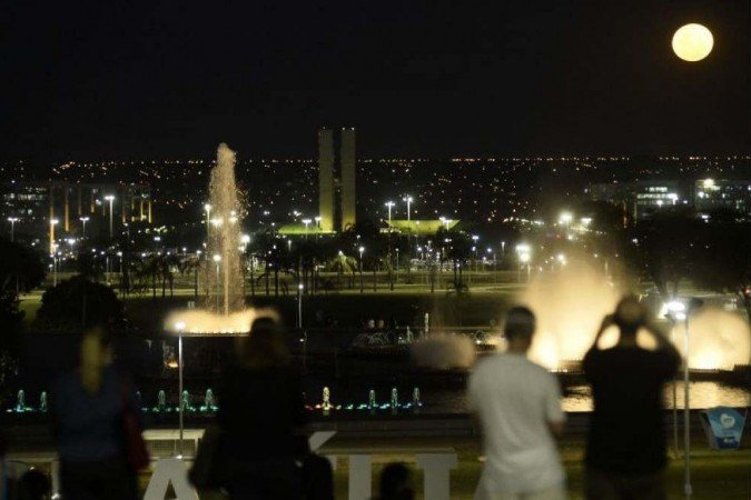 Brasilia - DF. Super Lua vista da Torre de TV em Brasília. Superlua. Lua de sangue