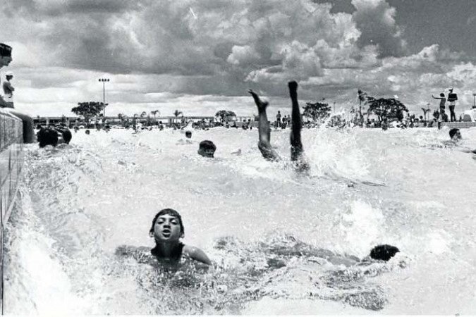 Público se refrescando no verão de fevereiro de 1979