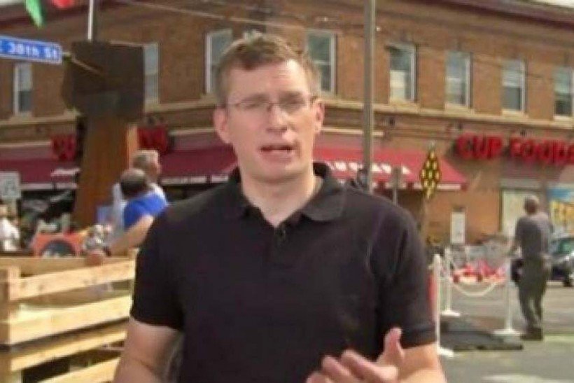 Repórter é surpreendido por tiroteio ao vivo nos EUA; assista