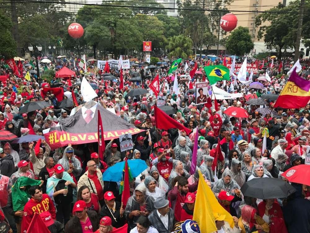 Sem poder entrar em restaurantes de NY, Bolsonaro come pizza na rua