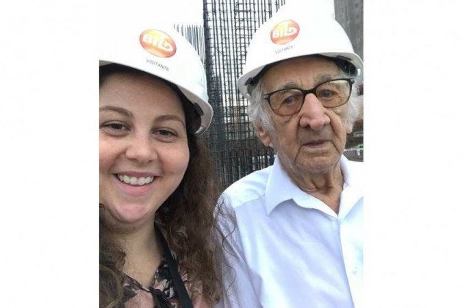 A neta de Carlos Augusto, Isabella Bucci, auxilia e apoio ao av&ocirc; na gradua&ccedil;&atilde;o. Ela &eacute; formada em turismo e gastronomia